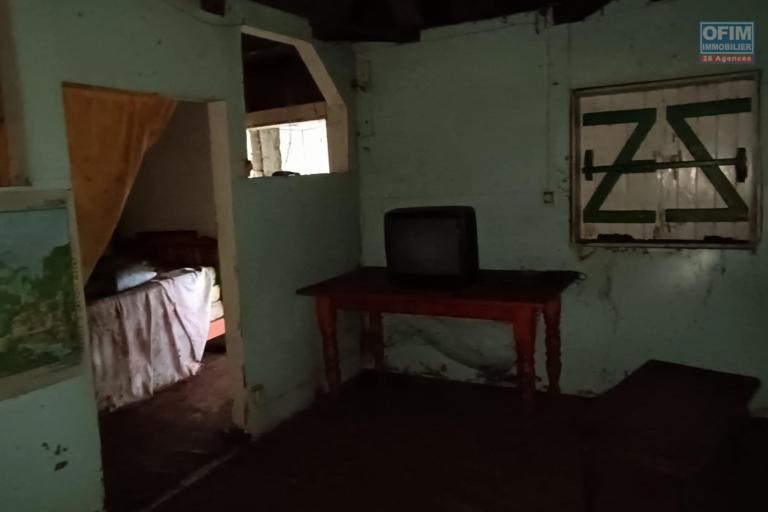 Terrain de 400 m2 viabilis&eacute; avec petite d&eacute;pendance &agrave; l'Entre Deux proche du village