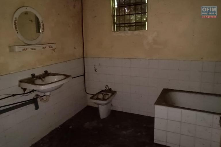 Terrain de 400 m2 viabilis&eacute; avec petite d&eacute;pendance &agrave; l'Entre Deux proche du village