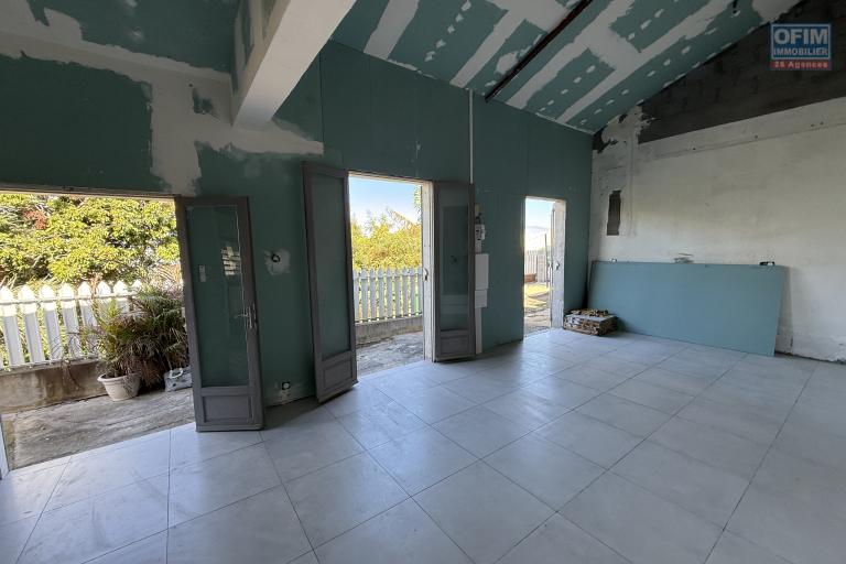 Maison à terminer de type F3/4 de 120 m² habitables sur 655 m² de terrain située à 200 m d'altitude sur la Riviere St Louis dans le quartier du Ruisseau.