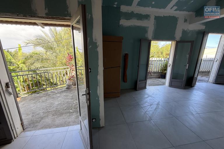 Maison à terminer de type F3/4 de 120 m² habitables sur 655 m² de terrain située à 200 m d'altitude sur la Riviere St Louis dans le quartier du Ruisseau.