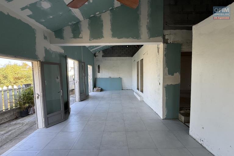 Maison à terminer de type F3/4 de 120 m² habitables sur 655 m² de terrain située à 200 m d'altitude sur la Riviere St Louis dans le quartier du Ruisseau.