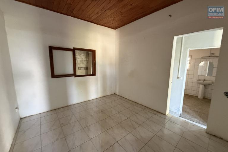 Maison à terminer de type F3/4 de 120 m² habitables sur 655 m² de terrain située à 200 m d'altitude sur la Riviere St Louis dans le quartier du Ruisseau.