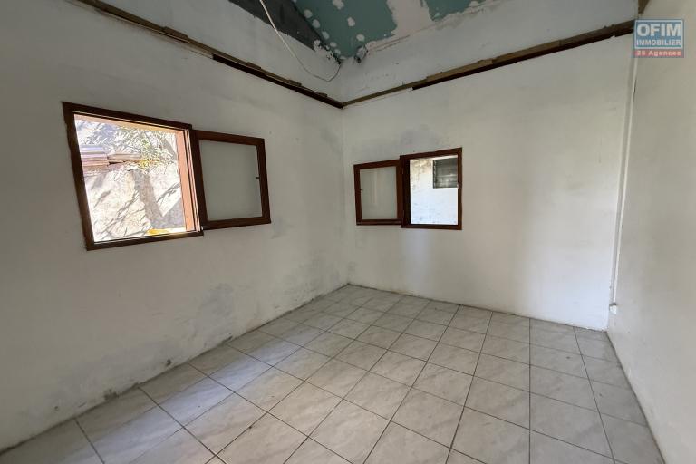 Maison à terminer de type F3/4 de 120 m² habitables sur 655 m² de terrain située à 200 m d'altitude sur la Riviere St Louis dans le quartier du Ruisseau.