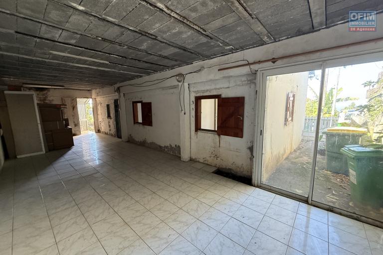 Maison à terminer de type F3/4 de 120 m² habitables sur 655 m² de terrain située à 200 m d'altitude sur la Riviere St Louis dans le quartier du Ruisseau.