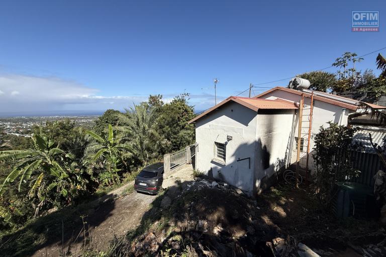 Maison à terminer de rénover de type F3/4 de 120 m² habitables sur 655 m² de terrain située à 280 m d'altitude sur la Riviere St Louis dans le quartier du Ruisseau.