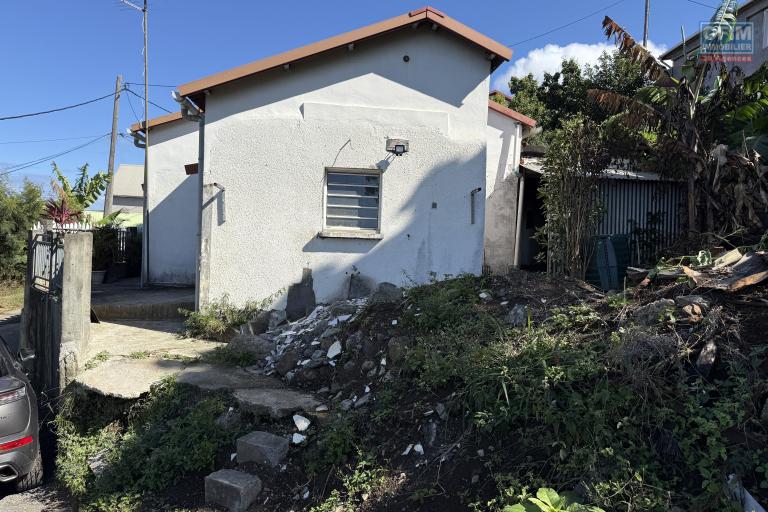 Maison à terminer de rénover de type F3/4 de 120 m² habitables sur 655 m² de terrain située à 280 m d'altitude sur la Riviere St Louis dans le quartier du Ruisseau.