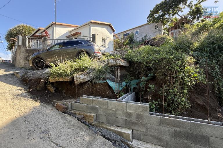 Maison à terminer de type F3/4 de 120 m² habitables sur 655 m² de terrain située à 200 m d'altitude sur la Riviere St Louis dans le quartier du Ruisseau.