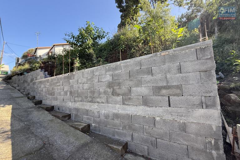 Maison à terminer de type F3/4 de 120 m² habitables sur 655 m² de terrain située à 200 m d'altitude sur la Riviere St Louis dans le quartier du Ruisseau.