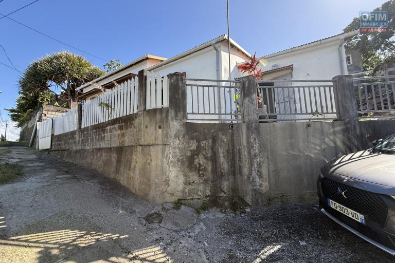 Maison à terminer de type F3/4 de 120 m² habitables sur 655 m² de terrain située à 200 m d'altitude sur la Riviere St Louis dans le quartier du Ruisseau.