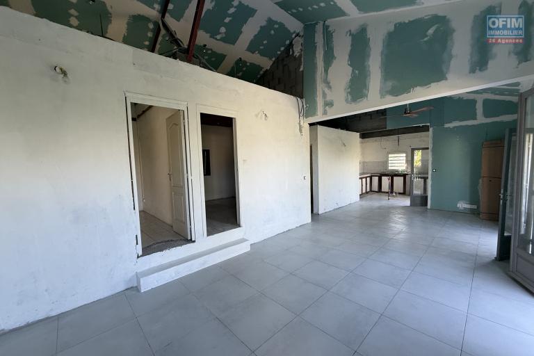 Maison à terminer de type F3/4 de 120 m² habitables sur 655 m² de terrain située à 200 m d'altitude sur la Riviere St Louis dans le quartier du Ruisseau.