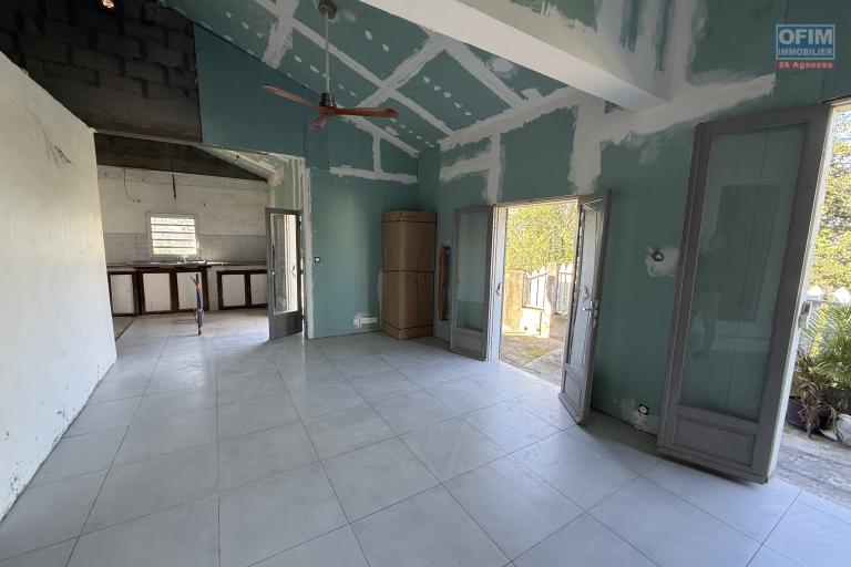 Maison à terminer de type F3/4 de 120 m² habitables sur 655 m² de terrain située à 200 m d'altitude sur la Riviere St Louis dans le quartier du Ruisseau.