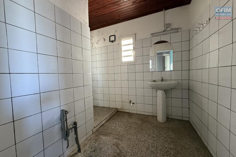 Maison à terminer de rénover de type F3/4 de 120 m² habitables sur 655 m² de terrain située à 280 m d'altitude sur la Riviere St Louis dans le quartier du Ruisseau.