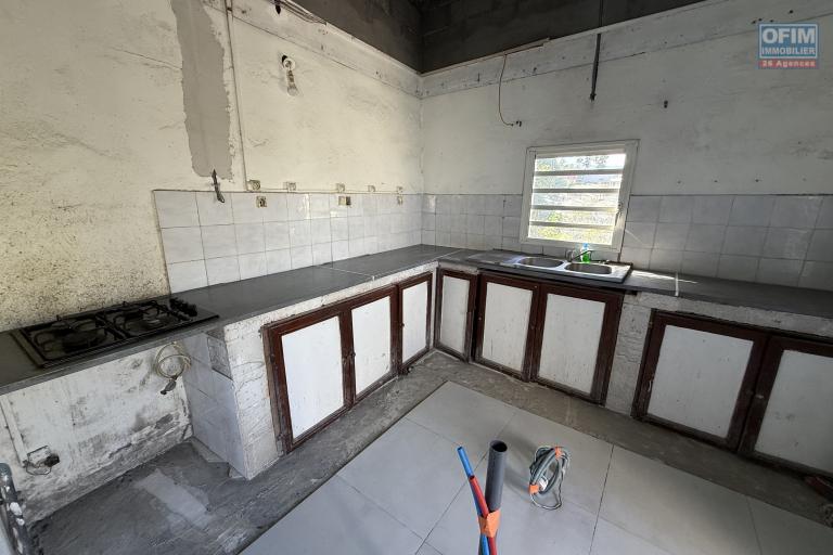 Maison à terminer de type F3/4 de 120 m² habitables sur 655 m² de terrain située à 200 m d'altitude sur la Riviere St Louis dans le quartier du Ruisseau.