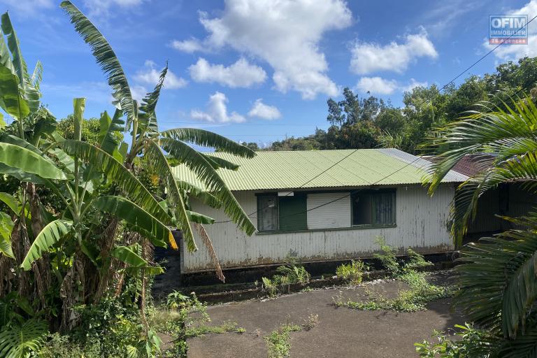 A vendre- Ensemble de terrain avec maison ancienne-vue mer et montagne-la Ravine à Malheur, La Possession.