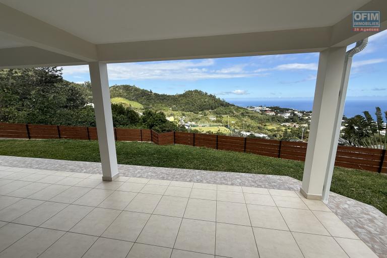 Maison F4 neuve en R+1 de 106,26 m² construite sur 451 m² de terrain, avec pleine vue mer et montagne imprenable, à 420 m d'altitude.