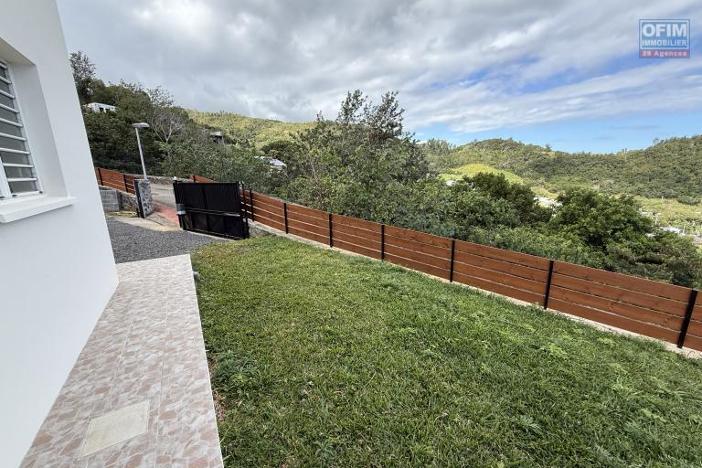 Maison F4 neuve en R+1 de 106,26 m² construite sur 451 m² de terrain, avec pleine vue mer et montagne imprenable, à 420 m d'altitude.