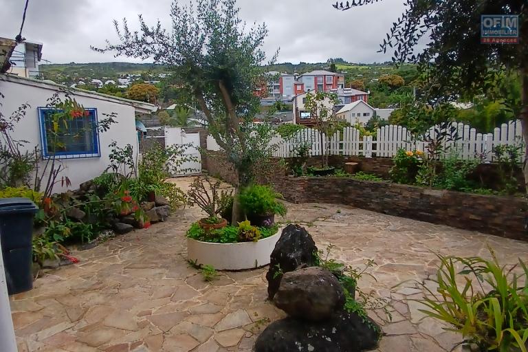 A LOUER maison F4 avec piscine et jaccuzi  sur Bois de Nèfles Saint-Paul- magnifique vue mer
