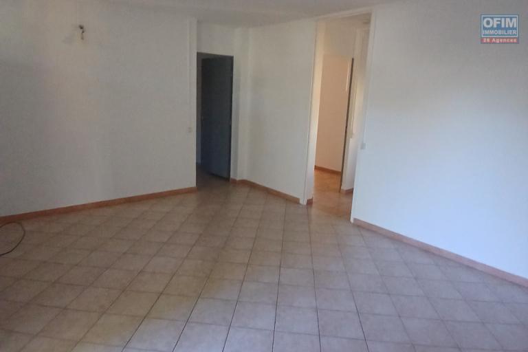 A LOUER spacieux appartement F2 de 63 m2 de SH avec cour sur Saint-Paul à 5 mn à pieds du front de mer à 783, 87 euros!!