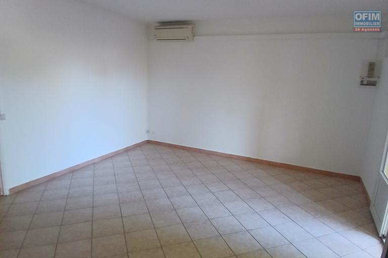 A LOUER spacieux appartement F2 de 63 m2 de SH avec cour sur Saint-Paul à 5 mn à pieds du front de mer à 783, 87 euros!!