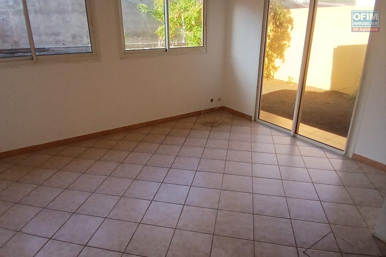 A LOUER spacieux appartement F2 de 63 m2 de SH avec cour sur Saint-Paul à 5 mn à pieds du front de mer à 783, 87 euros!!