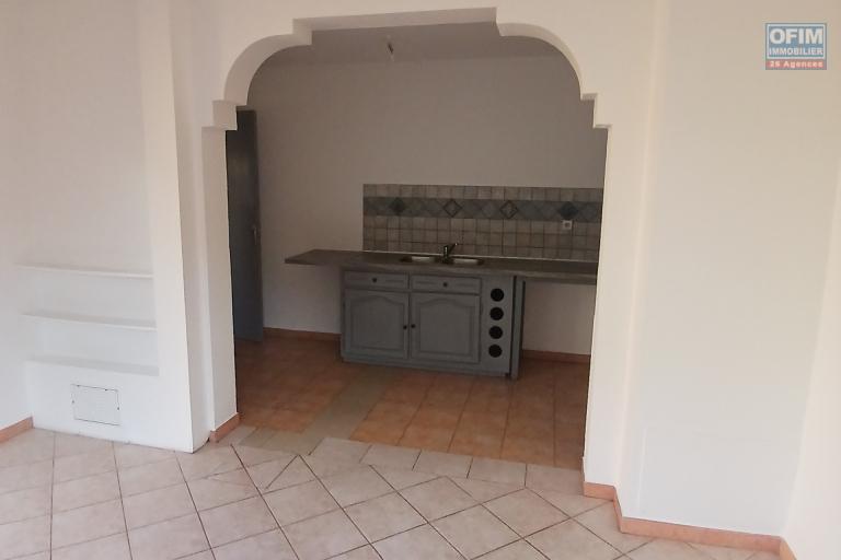 A LOUER spacieux appartement F2 de 63 m2 de SH avec cour sur Saint-Paul à 5 mn à pieds du front de mer à 783, 87 euros!!