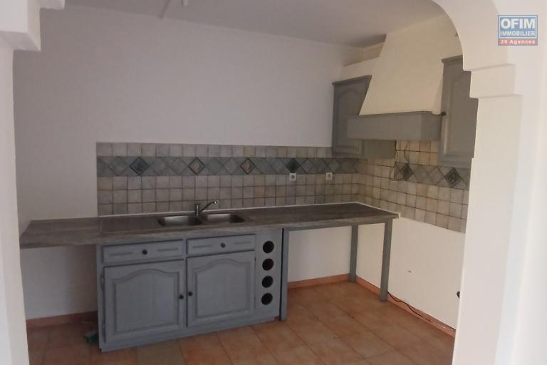 A LOUER spacieux appartement F2 de 63 m2 de SH avec cour sur Saint-Paul à 5 mn à pieds du front de mer à 783, 87 euros!!