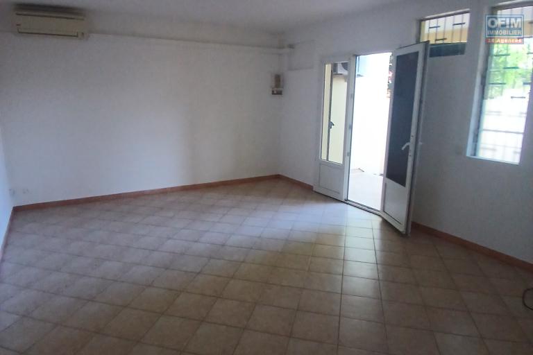 A LOUER spacieux appartement F2 de 63 m2 de SH avec cour sur Saint-Paul à 5 mn à pieds du front de mer à 783, 87 euros!!