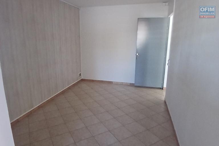 A LOUER spacieux appartement F2 de 63 m2 de SH avec cour sur Saint-Paul à 5 mn à pieds du front de mer à 783, 87 euros!!