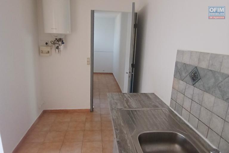 A LOUER spacieux appartement F2 de 63 m2 de SH avec cour sur Saint-Paul à 5 mn à pieds du front de mer à 783, 87 euros!!
