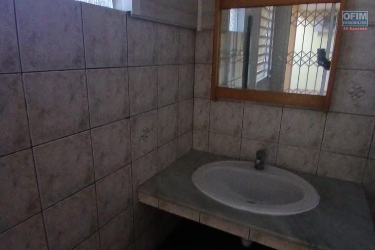 A LOUER spacieux appartement F2 de 63 m2 de SH avec cour sur Saint-Paul à 5 mn à pieds du front de mer à 783, 87 euros!!