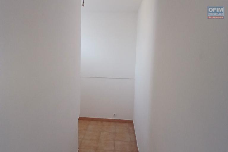 A LOUER spacieux appartement F2 de 63 m2 de SH avec cour sur Saint-Paul à 5 mn à pieds du front de mer à 783, 87 euros!!