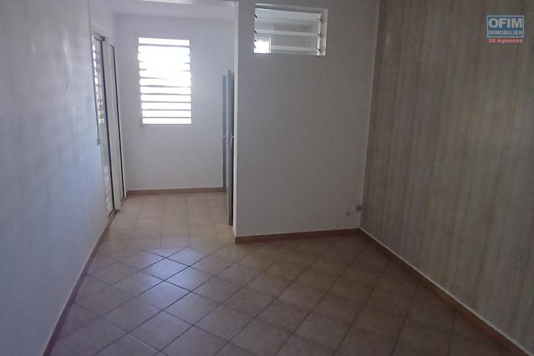 A LOUER spacieux appartement F2 de 63 m2 de SH avec cour sur Saint-Paul à 5 mn à pieds du front de mer à 783, 87 euros!!