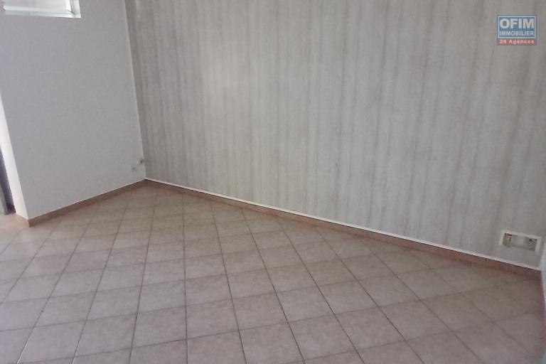 A LOUER spacieux appartement F2 de 63 m2 de SH avec cour sur Saint-Paul à 5 mn à pieds du front de mer à 783, 87 euros!!