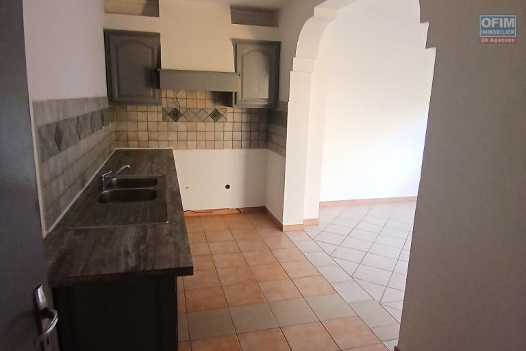 A LOUER spacieux appartement F2 de 63 m2 de SH avec cour sur Saint-Paul à 5 mn à pieds du front de mer à 783, 87 euros!!