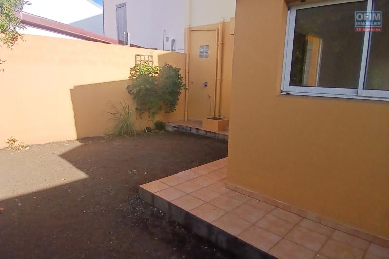 A LOUER spacieux appartement F2 de 63 m2 de SH avec cour sur Saint-Paul à 5 mn à pieds du front de mer à 783, 87 euros!!