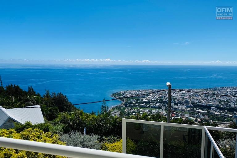 A vendre cette charmante villa de type F6/7 avec une vue magnifique sur la capitale et l'océan à La Montagne Saint Denis.