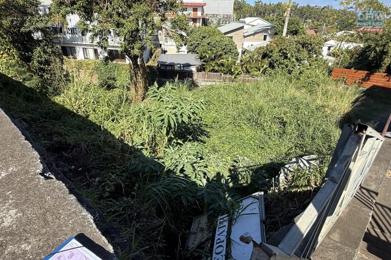 À Vendre Terrain en centre ville de Saint Gilles Les Hauts