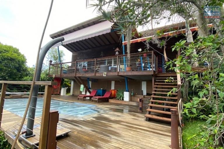 En vente belle maison d'architecte à la Montagne, avec piscine et beau jardin.