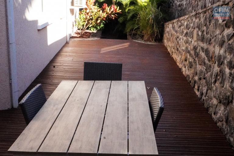 A vendre à la Possession superbe villa F4 type provençale avec piscine, Vue sur mer et le port .