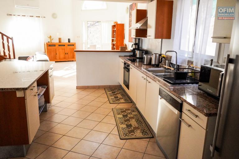 A vendre à la Possession superbe villa F4 type provençale avec piscine, Vue sur mer et le port .