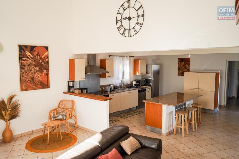 A vendre à la Possession superbe villa F4 type provençale avec piscine, Vue sur mer et le port .