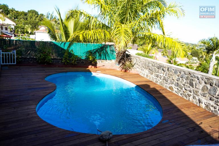 A vendre à la Possession superbe villa F4 type provençale avec piscine, Vue sur mer et le port .