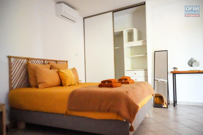 A vendre à la Possession superbe villa F4 type provençale avec piscine, Vue sur mer et le port .