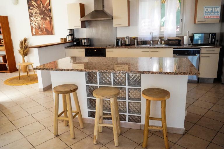A vendre à la Possession superbe villa F4 type provençale avec piscine, Vue sur mer et le port .