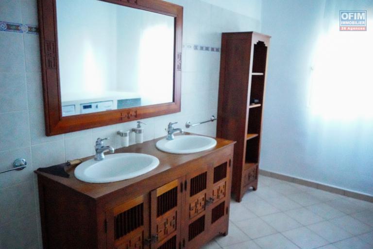 A vendre à la Possession superbe villa F4 type provençale avec piscine, Vue sur mer et le port .