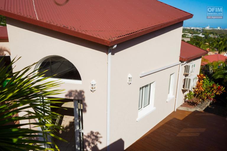 A vendre à la Possession superbe villa F4 type provençale avec piscine, Vue sur mer et le port .