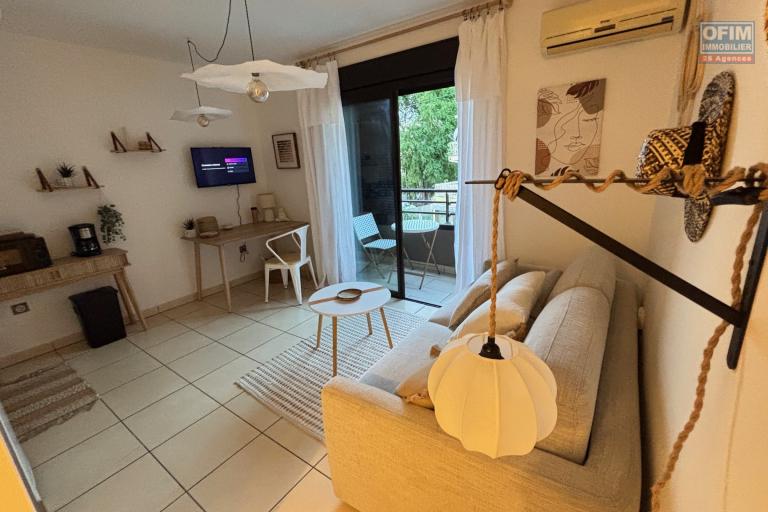 A louer studio meublé (à l'année) à Ste Clotilde residence Lobellia  .