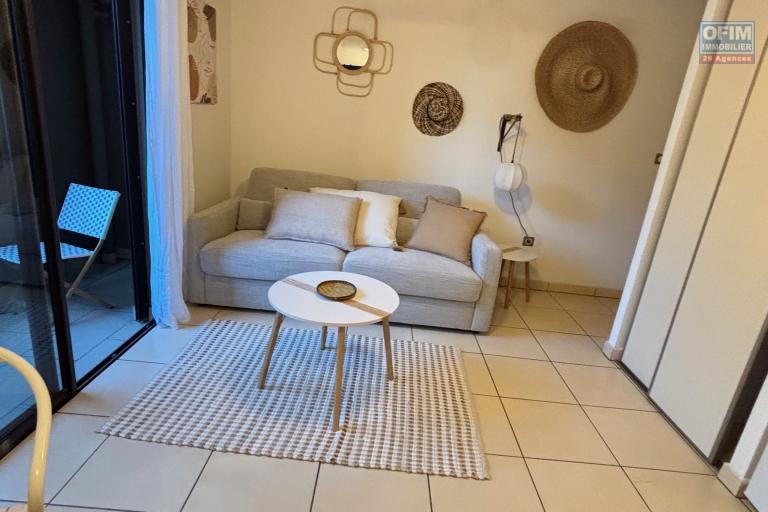 A louer studio meublé (à l'année) à Ste Clotilde residence Lobellia  .