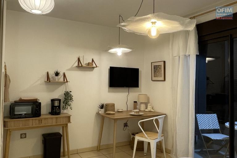 A louer studio meublé (à l'année) à Ste Clotilde residence Lobellia  .