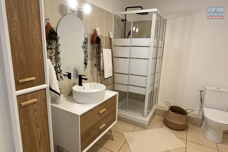 A louer studio meublé (à l'année) à Ste Clotilde residence Lobellia  .